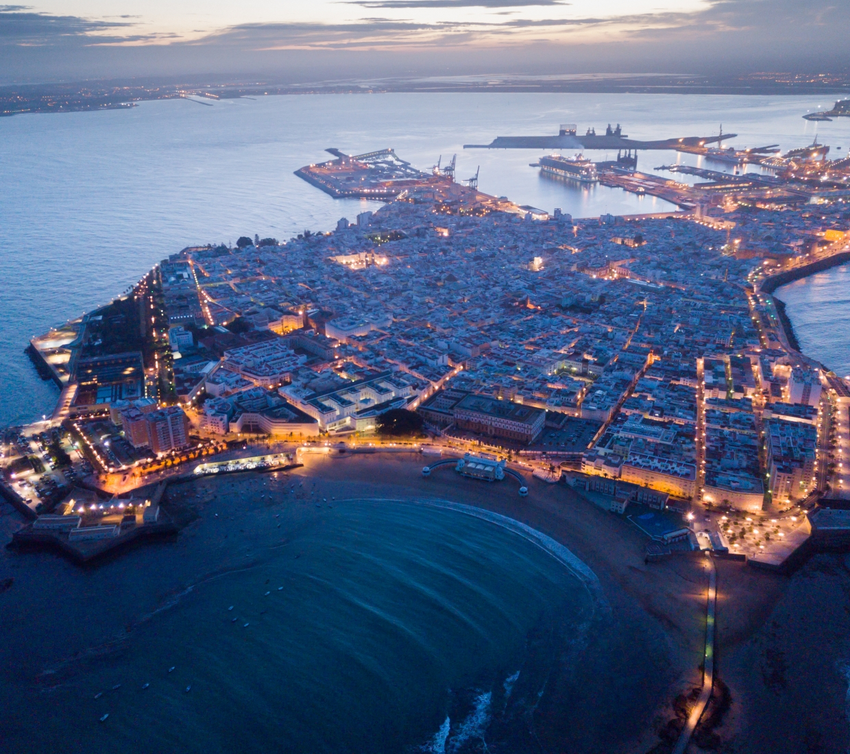 Vista aérea de Cádiz al atardecer
